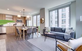 Stylish Condo At Clarendon With Rooftop Views